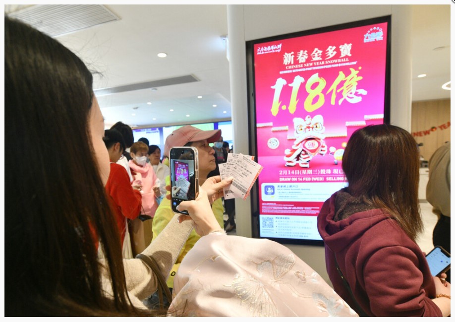 seorang wanita membeli tiket togel hongkong